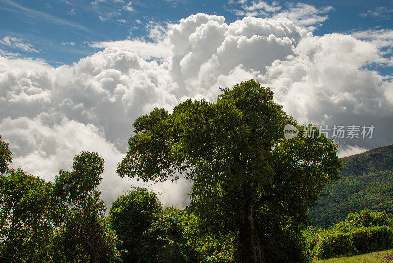 萨尔瓦多Cerro Verde国家公园上空的积云